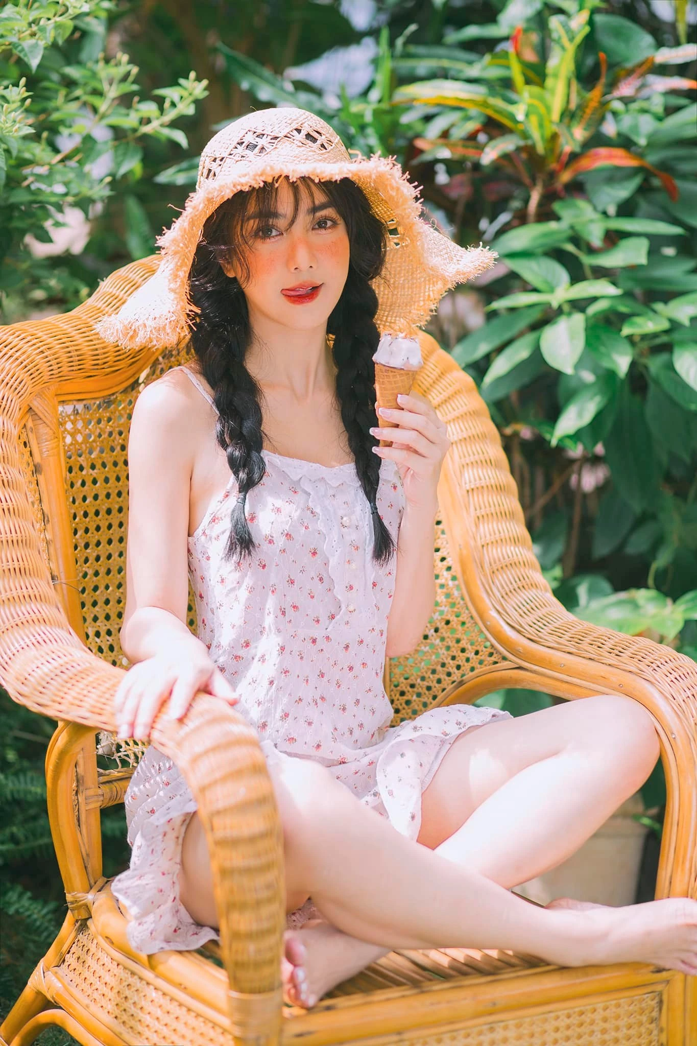 Hồ Thị Thùy Linh Tạo Dáng Nóng Bỏng Khoe Body Gợi Cảm 5
