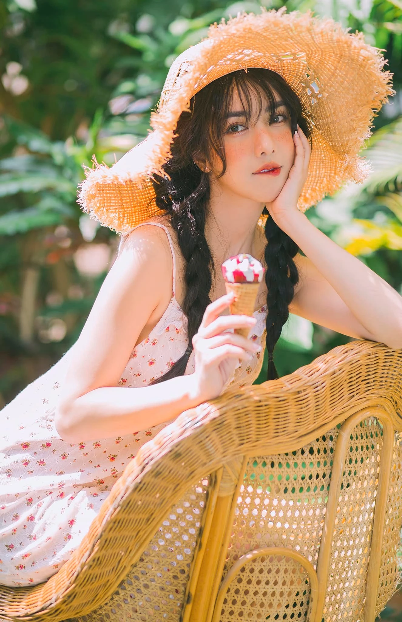 Hồ Thị Thùy Linh Tạo Dáng Nóng Bỏng Khoe Body Gợi Cảm 3