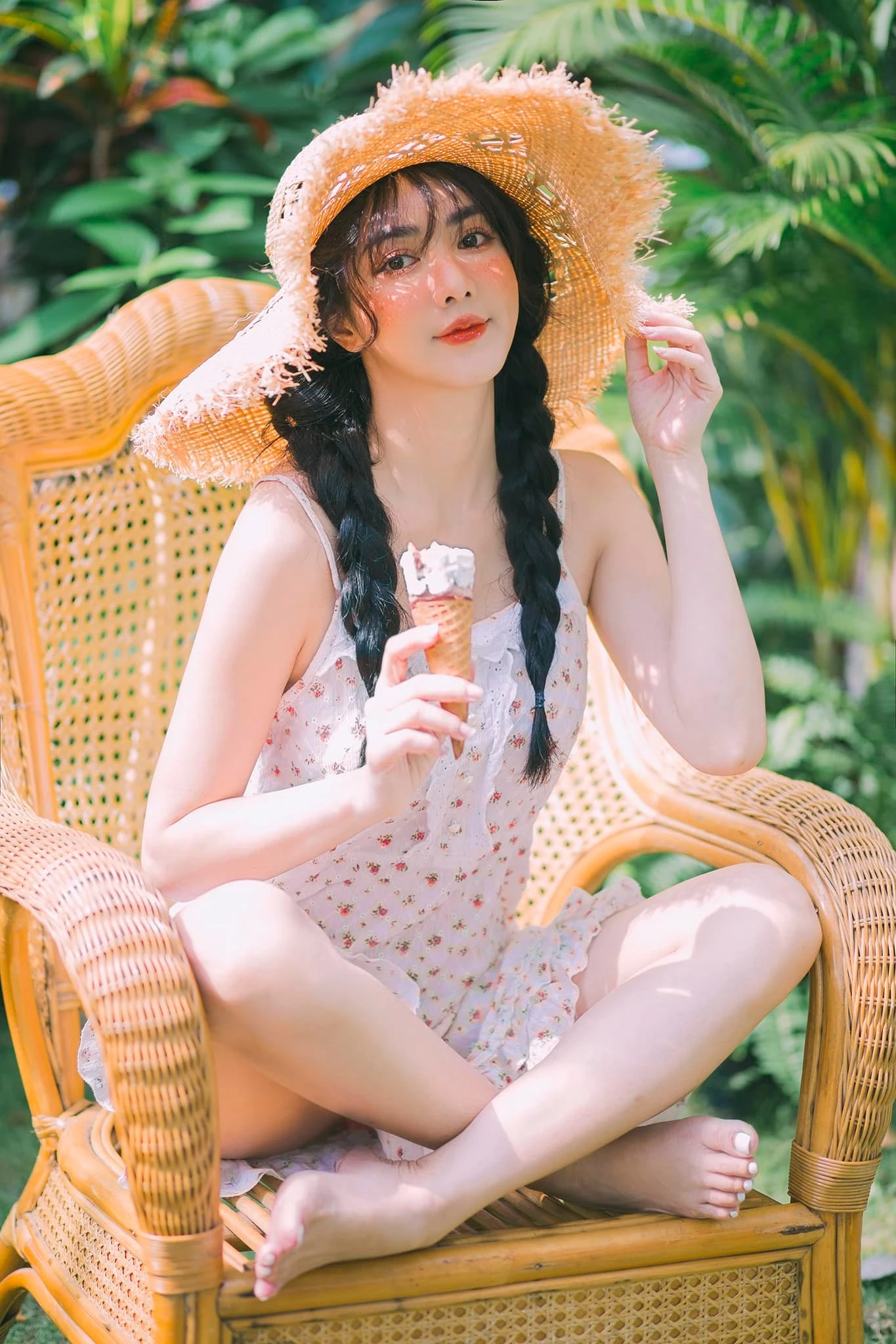 Hồ Thị Thùy Linh Tạo Dáng Nóng Bỏng Khoe Body Gợi Cảm 4