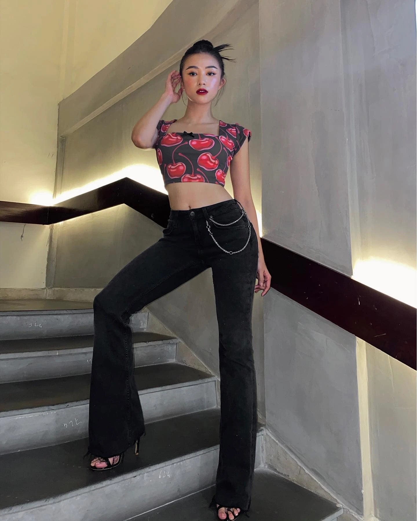 Hoàng Kim Ngân Khoe Thân Hình Gợi Cảm Và Đôi Chân Dài Miên Man 1