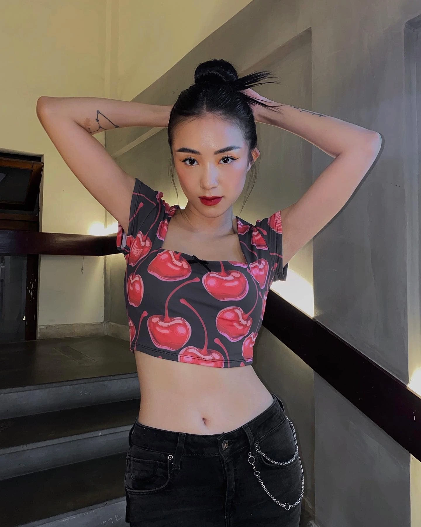 Hoàng Kim Ngân Khoe Thân Hình Gợi Cảm Và Đôi Chân Dài Miên Man 4